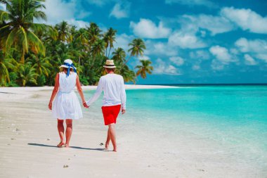 mutlu sevgi dolu çift kumsalda, tatil kavram yürümeye