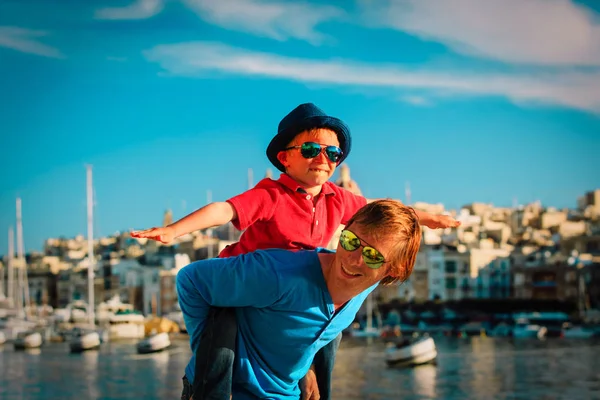 Семейные путешествия - отец и сын играют на набережной Мальты — стоковое фото