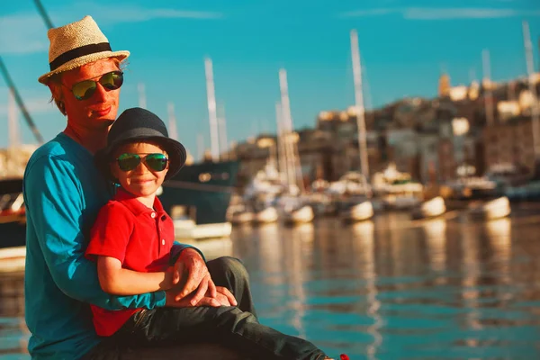 Отец и сын играют на набережной Валетты, Мальта — стоковое фото