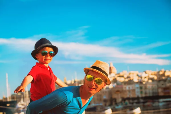 Viagens em família - pai e filho brincando no cais de Malta — Fotografia de Stock