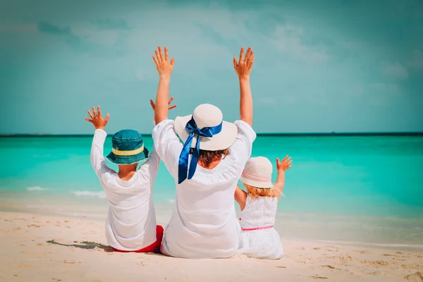 Oğul ve kızı ile mutlu anne sahilde eller — Stok fotoğraf