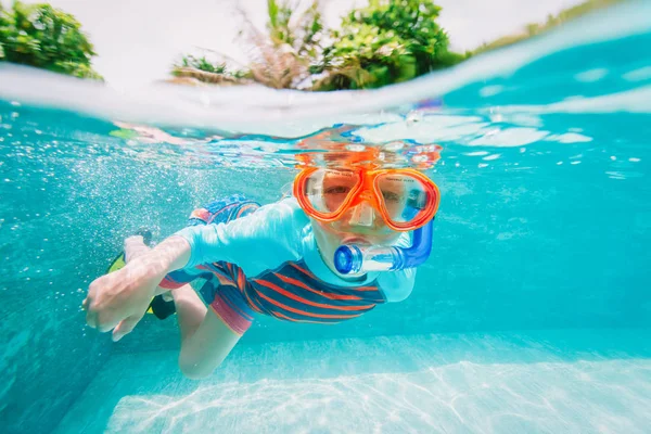 Niño pequeño nadar bajo el agua con máscara en el complejo tropical — Foto de Stock