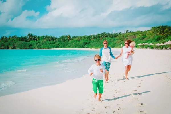 Gelukkige familie met kinderen te spelen op het strand vakantie — Stockfoto