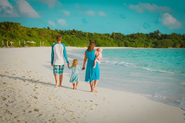 Familia feliz con los niños a pie en la playa tropical — Foto de Stock