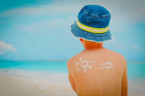 Proteção do sol- menino com protetor solar na praia tropical — Fotografia de Stock