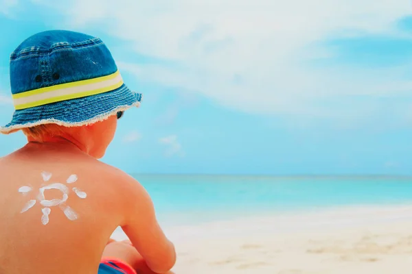 Protezione solare bambino con crema solare sulla spiaggia tropicale — Foto Stock