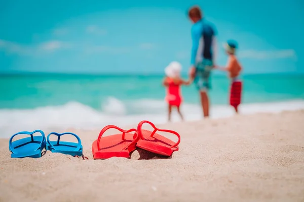 Rodinné boty a otec s dětmi při procházce na pláži — Stock fotografie