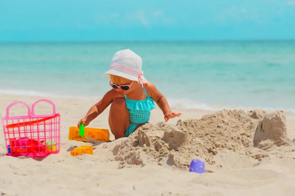 Carino bambina giocare con sabbia e giocattoli sulla spiaggia — Foto Stock