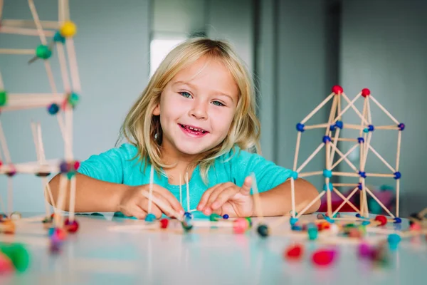 Niño feliz haciendo formas geométricas, ingeniería y STEM — Foto de Stock