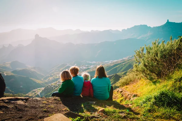 Mãe com crianças viajar em montanhas, caminhadas em família na natureza — Fotografia de Stock