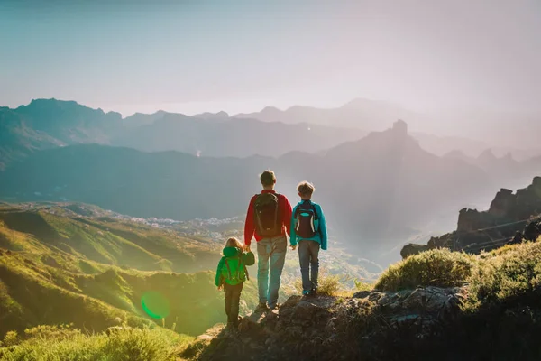 Pai com filho e filha caminhadas nas montanhas — Fotografia de Stock