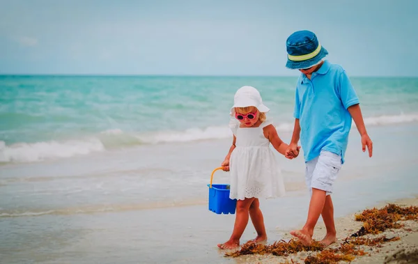 Carino bambino e ragazza a piedi sulla spiaggia — Foto Stock