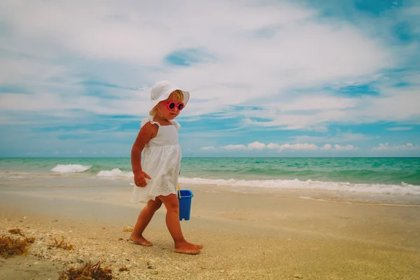 Linda niña jugar con arena en la playa — Foto de Stock