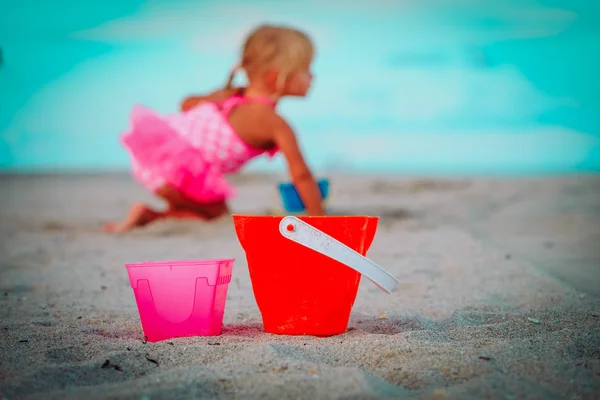 Kinderen speelgoed en spelen op het strand meisje — Stockfoto