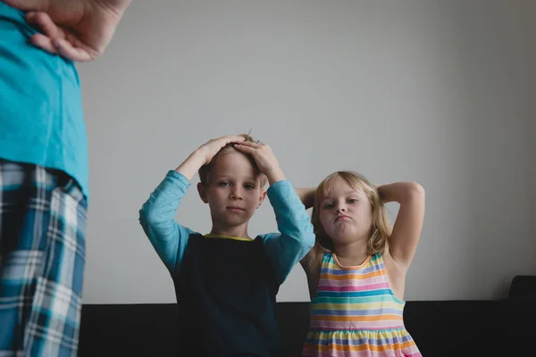 Wütende Eltern schauen beschämte und erschöpfte Kinder an — Stockfoto