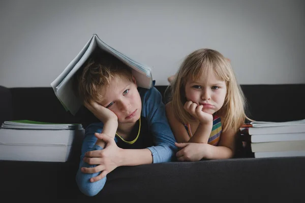 Söt pojke och flicka uttråkad av att göra läxor, barn stress — Stockfoto