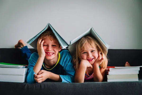 Lycklig pojke och flicka har kul att göra läxor — Stockfoto