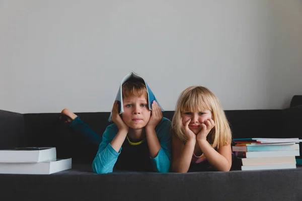 Mignon garçon et fille ennuyé de faire des devoirs, enfants stress — Photo