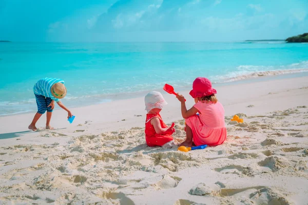 Çocuklar - küçük çocuk ve kız-oyun-Kum Plajı ile — Stok fotoğraf