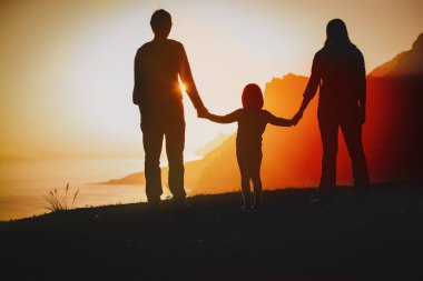 mutlu aile-anne, baba ve küçük kızı- gün batımında seyahat