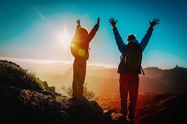 Baba ve oğul gün batımı dağlarında seyahat ederler, aile doğa yürüyüşü yaparlar.