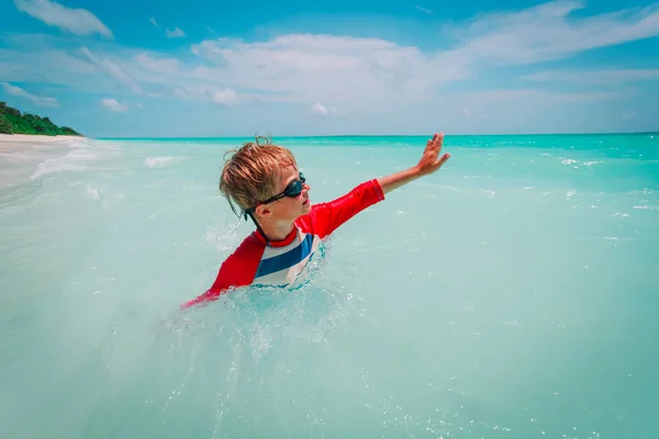 Menino feliz nadar na praia tropical — Fotografia de Stock