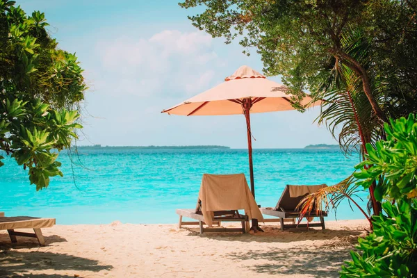 Dos sillas de playa en vacaciones tropicales, concepto de viaje — Foto de Stock