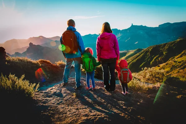 Famille avec enfants voyage dans les montagnes du coucher du soleil — Photo