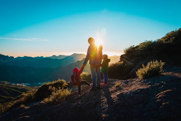 Pai com crianças viajar em montanhas pôr do sol — Fotografia de Stock