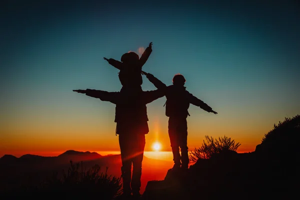 Père avec enfants voyage dans les montagnes du coucher du soleil, randonnée en famille dans la nature — Photo