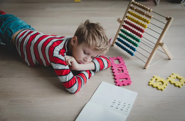 Liten pojke trött och stressad av att göra läxor — Stockfoto