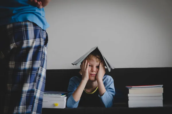 Dühös szülő és stresszes fiú, gyerek fáradt csinál házi feladatot — Stock Fotó