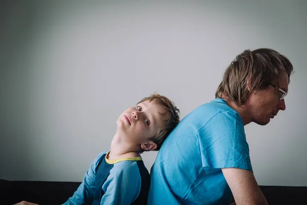 Szomorú gyermek hangsúlyozta apja, a családi problémák, a bánat — Stock Fotó