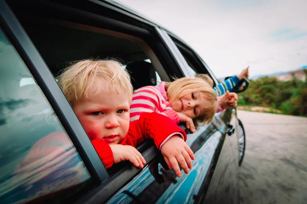 Leuke kinderen reizen met de auto op de weg in de natuur — Stockfoto