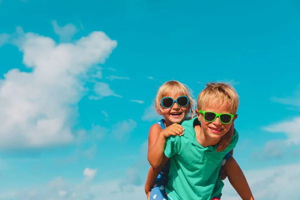 Gelukkig schattig kleine jongen en meisje genieten strand — Stockfoto