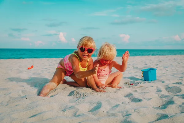 Kinder spielen mit Sand am Sommerstrand — Stockfoto