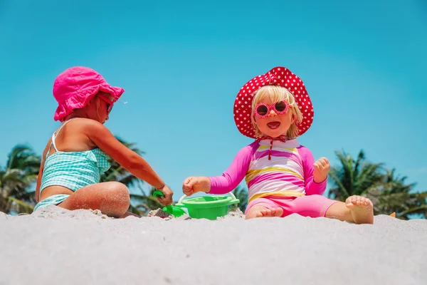 Roztomilé holčičky hrát s pískem na pláži — Stock fotografie
