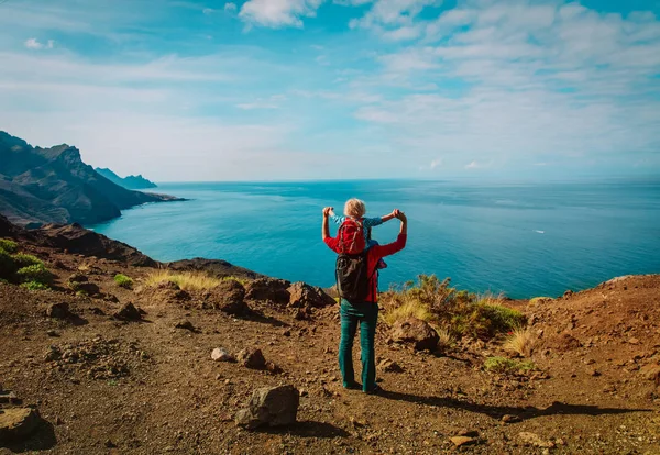 Mère avec petite fille voyage dans les montagnes — Photo