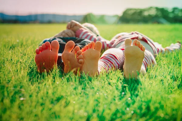 Anak-anak bahagia kaki di rumput hijau, musim panas santai — Stok Foto