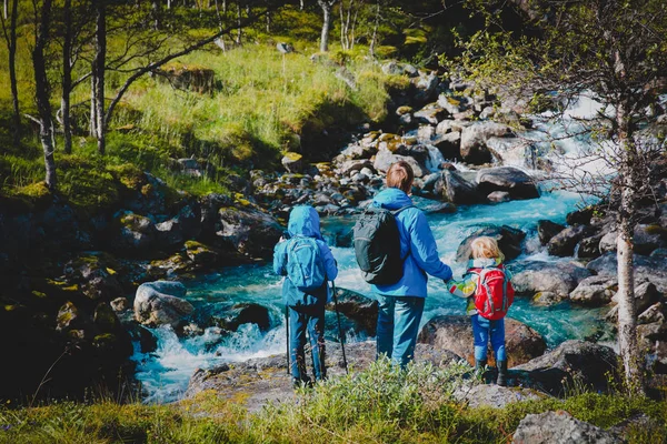 Otec a děti si užívají cestování a turistiku v přírodě — Stock fotografie