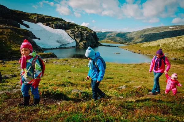 Matka s dětmi cestování po horách v Norsku — Stock fotografie