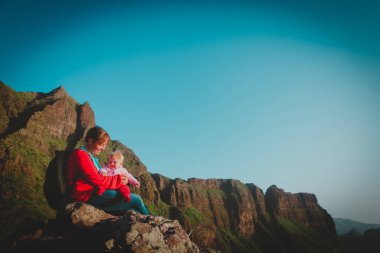 Anne ve küçük kızı dağlarında seyahat keyfini çıkarın