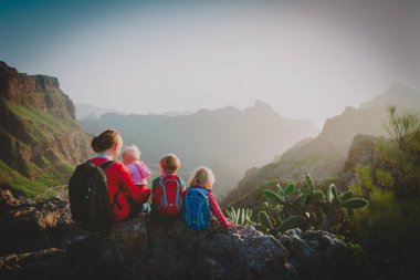 dağda üç çocukları ile anne