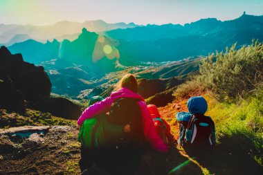 çocuklu anne gün batımı dağlarda seyahat