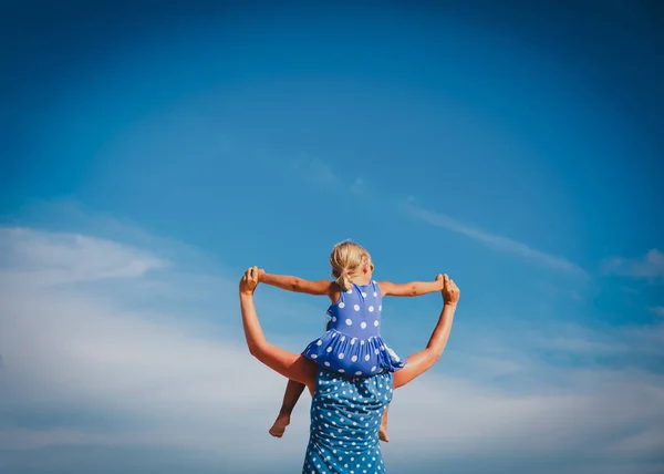 幸せな母と幼い娘を空で再生します。 — ストック写真