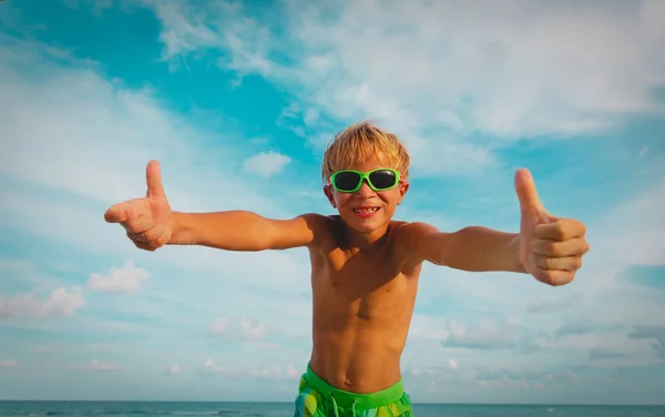 Menino feliz polegar para cima desfrutar de praia tropical — Fotografia de Stock