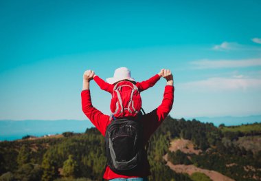 Mutlu baba ve küçük kız doğada seyahat keyfini çıkarın