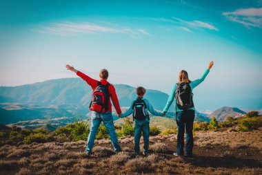 mutlu aile-anne, baba ve doğada oğul-seyahat