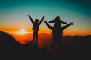 Mutlu baba ve çocuklar gün batımı dağlarda yürüyüş