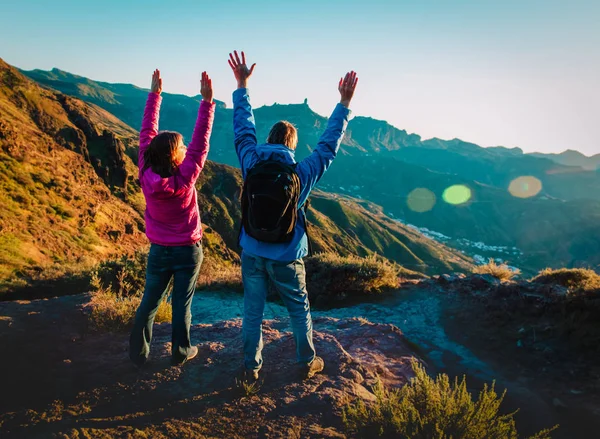 Счастливая пара наслаждайтесь путешествием в горах заката — стоковое фото